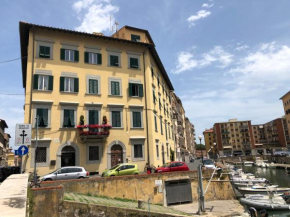 Renovated apartment with 3 bedrooms in an historic palazzo between port and old town